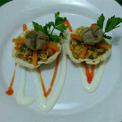 MANGKOK ISI INDOMIE SAMBAL MATAH